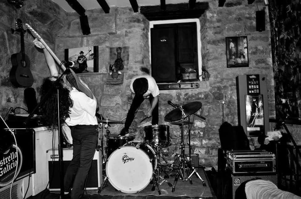 Smokers Die Young hirukotea, igandean, Irati tabernan