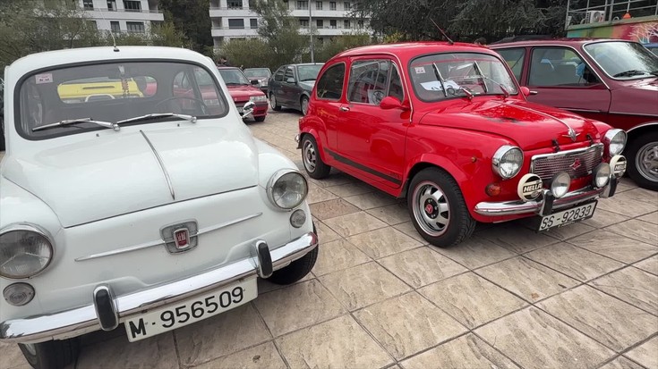 Auto zaharren bilgune bilakatu da Arrasateko Arizmendiarrieta plaza