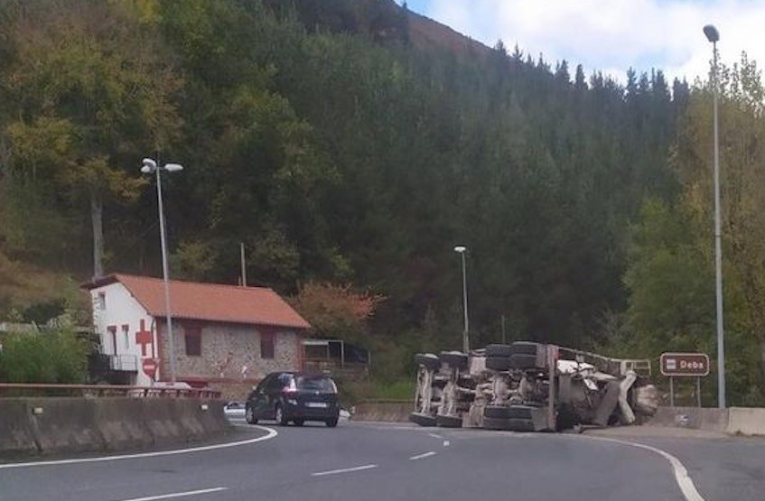 Kamioi bat irauli da Elorregiko biribilgunean