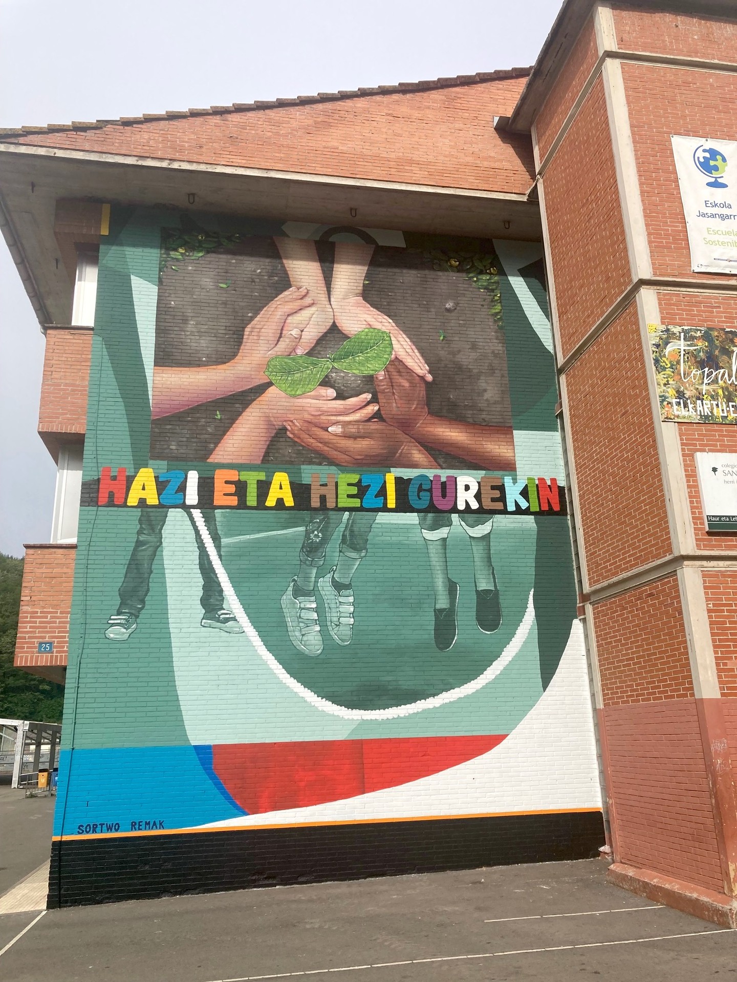 San Martin eskolaren identitatea islatu nahi duen mural berria