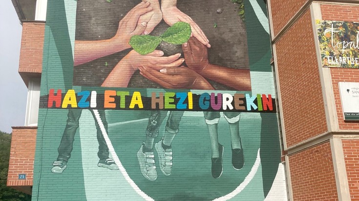 San Martin eskolaren identitatea islatu nahi duen mural berria