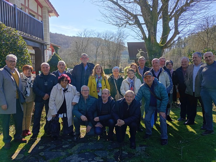 1956an jaiotako eskoriatzarrek bazkaria egin dute Gure Ametsa jatetxean