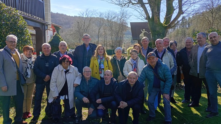1956an jaiotako eskoriatzarrek bazkaria egin dute Gure Ametsa jatetxean