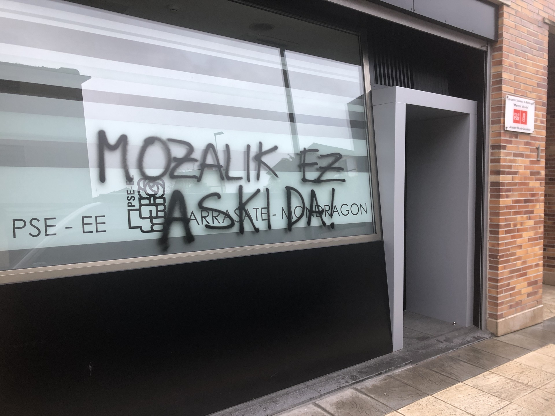 Asteburuko pintaketak "guztiz gaitzetsi" ditu alderdi sozialistak