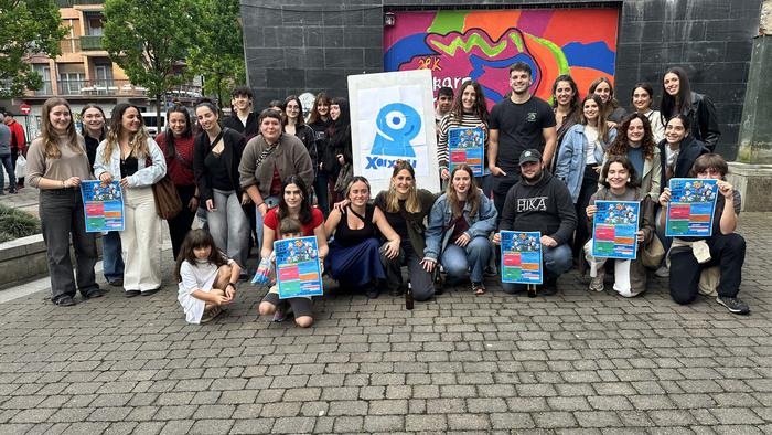 Jaietako egitaraua eta irudi berria aurkeztu ditu Xaxau Konpartsak