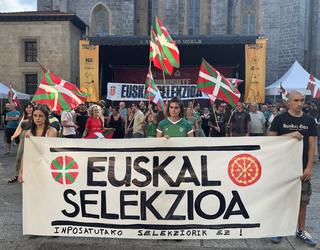 Euskal selekzioa "geurea" dela aldarrikatzeko batu dira Arrasaten