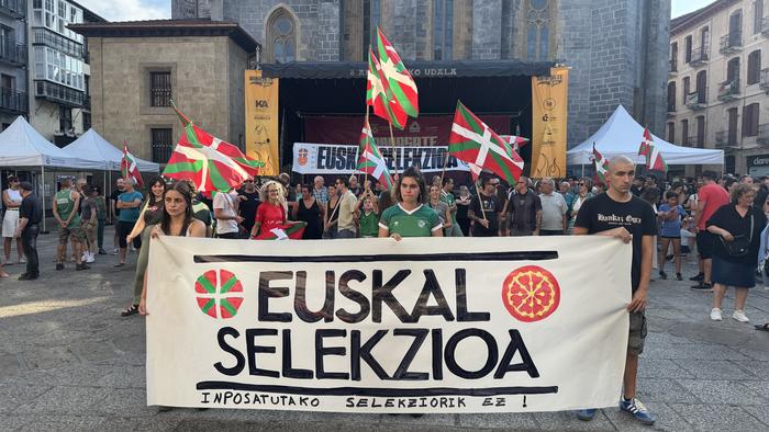 Euskal selekzioa "geurea" dela aldarrikatzeko batu dira Arrasaten