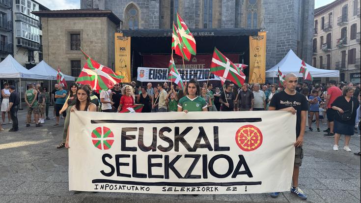 Euskal selekzioa "geurea" dela aldarrikatzeko batu dira Arrasaten