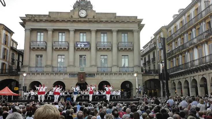 Donostiako Konstituzio Plaza jendez goraino beteta, Oñatiko Korpus dantzak ikusteko