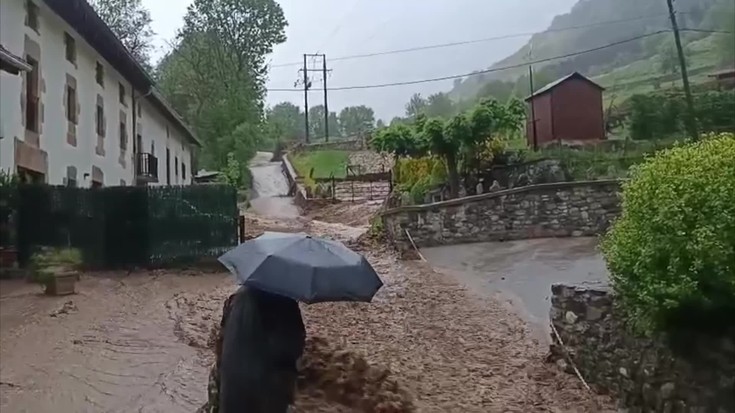 Aloñatik jaitsi den ur emari handia dela eta ura sartu da Gesaltzako hiru baserritan gutxienez
