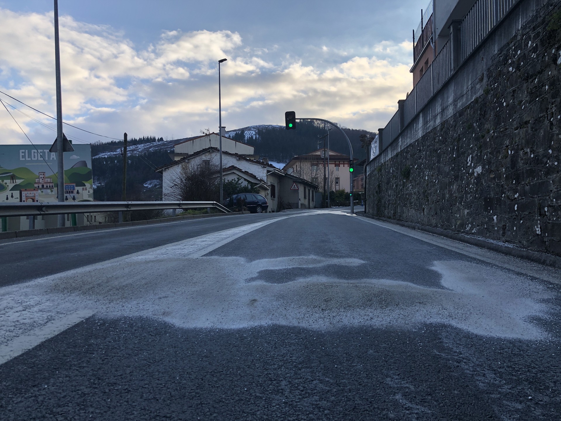Gatz pilo handiak semaforoen parean