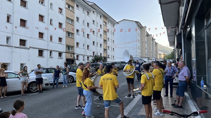 Buruhandiekin eta txarangarekin piztu da festa San Pedro eta Intxaurtxuetan