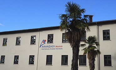 Aranzadi ikastolako haurtzaindegia, HHko zaintza eta LHko udalekuak eten egingo dituzte bihar