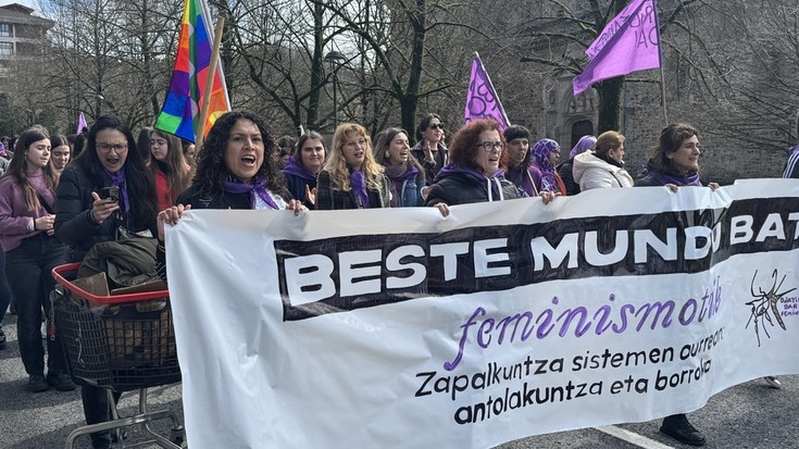 Mundu hobe baten aldeko aldarri moreak, ozen botata Oñatin