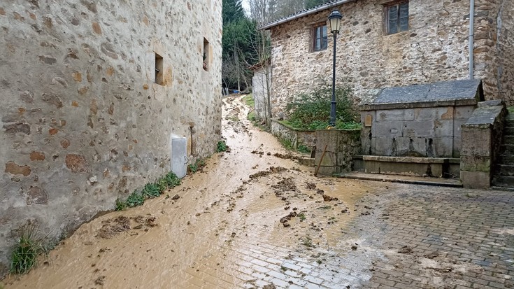 Berriro apurtu da Aitzagatik herrira ura daraman hodia