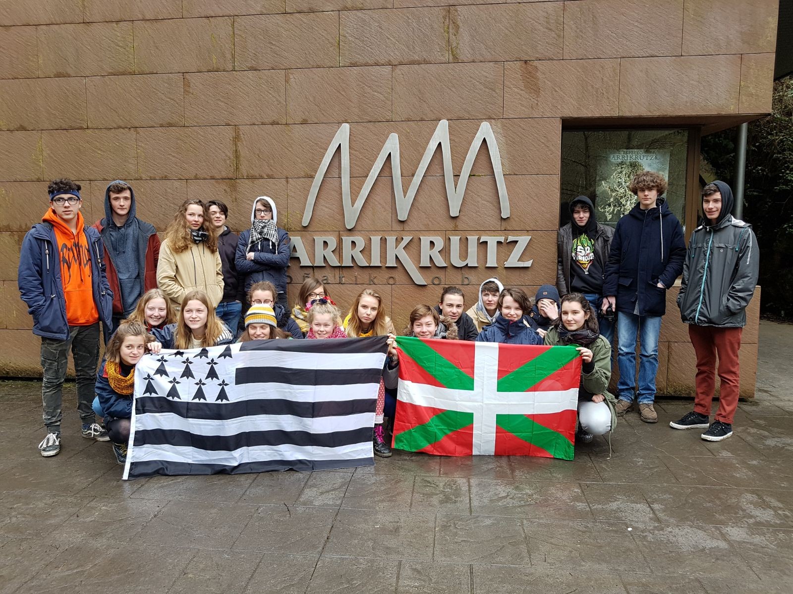 Karaez-Plougêr herriko ikasleak daude Oñatin elkartrukean.