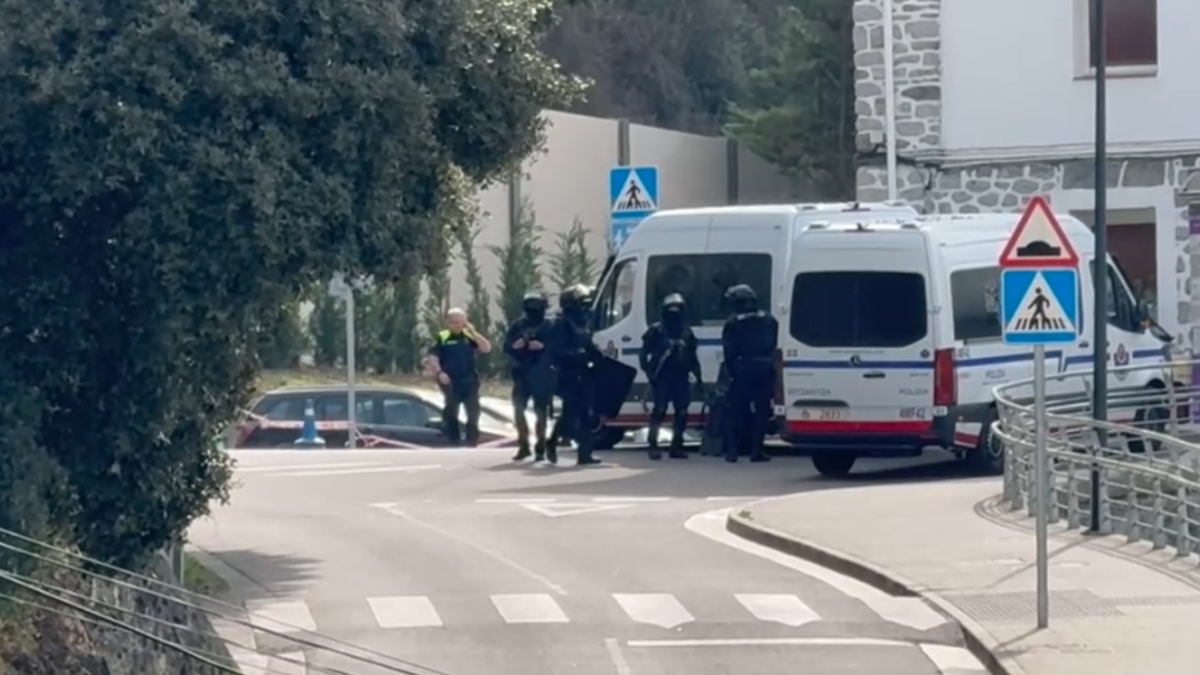 Tiroketa baten ondorioz pertsona bat larri zaurituta eraman dute ospitalera; ondoren, gizon bat atxilotu dute