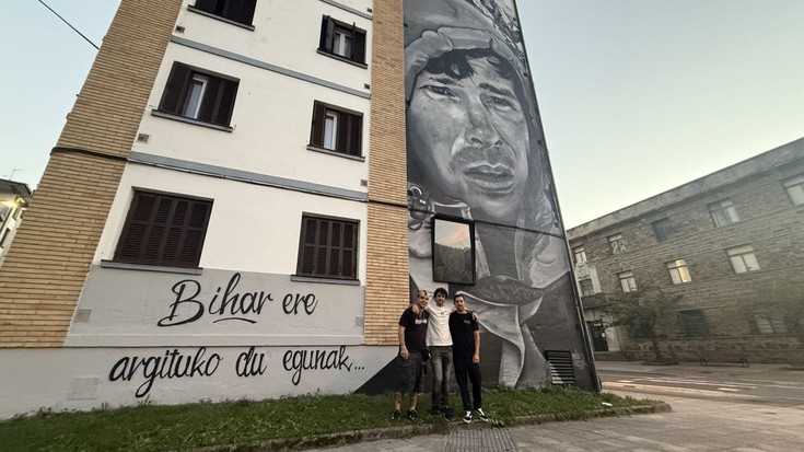 Felix Iñurrategiren omenezko murala inauguratu dute Aretxabaletan