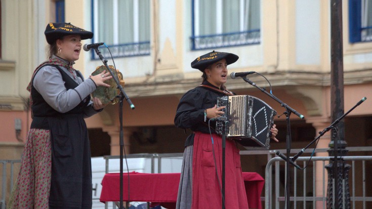 Mirari Plazaola pandero-joleak Zarauzko trikitilari gazteen txapelketa irabazi du Irati Arcelus bikotekidearekin