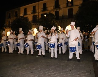 Sanmigeletako danborrada iruditan