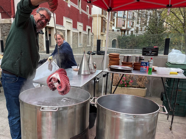 250 olagarro razio zerbitzatu zituzten zapatuan Pake Lekun