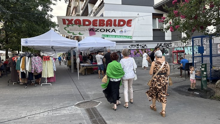 Herritar ugari ibili dira Ixadebalde merkealdien azokan