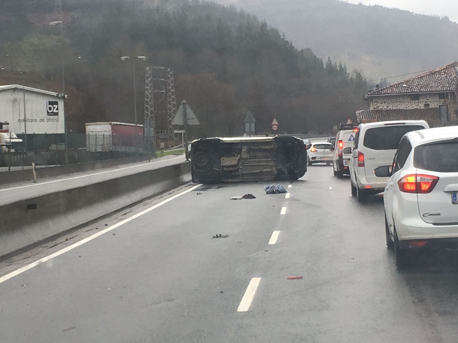 Furgoneta bat irauli egin da GI-627 errepidean