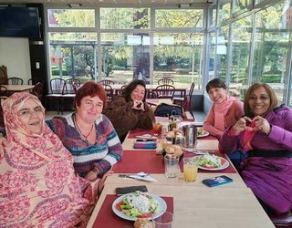 Auzoko Eskoriatza taldekoak Oñatin izan dira herrigunea bisitatzen