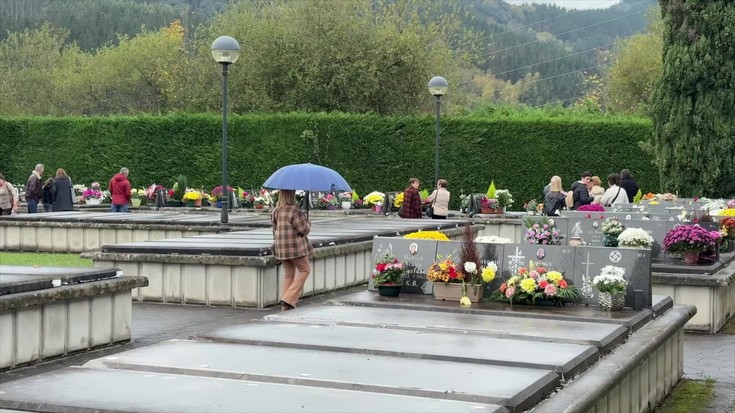 Lorez eta herritarrez bete dira hilerriak, Domu Santu Egunean