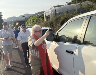 Autoak bedeinkatuta ospatu dute San Kristobal eguna Olabarrietan
