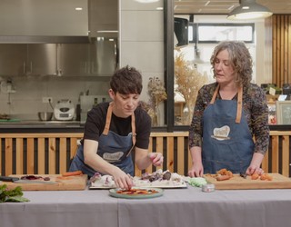 Aitziber Gorosabelek eta Anne Otegik barazki carpaccioa prestatu dute