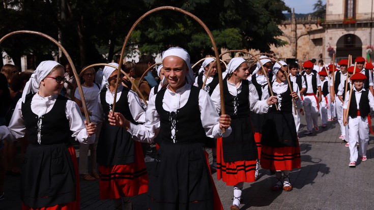 700 lagunek hartuko dute parte biharko Haur Dantzarien Egunean