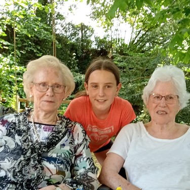 Amona Anjelika, Amona Luisa eta Hitzeder