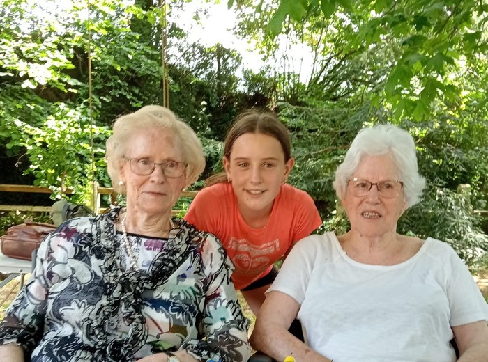 Amona Anjelika, Amona Luisa eta Hitzeder