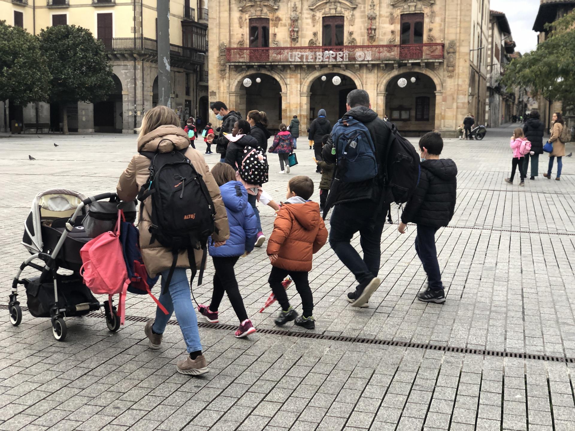 Helduek umeen aurrean euskaraz berba egiteko ariketa