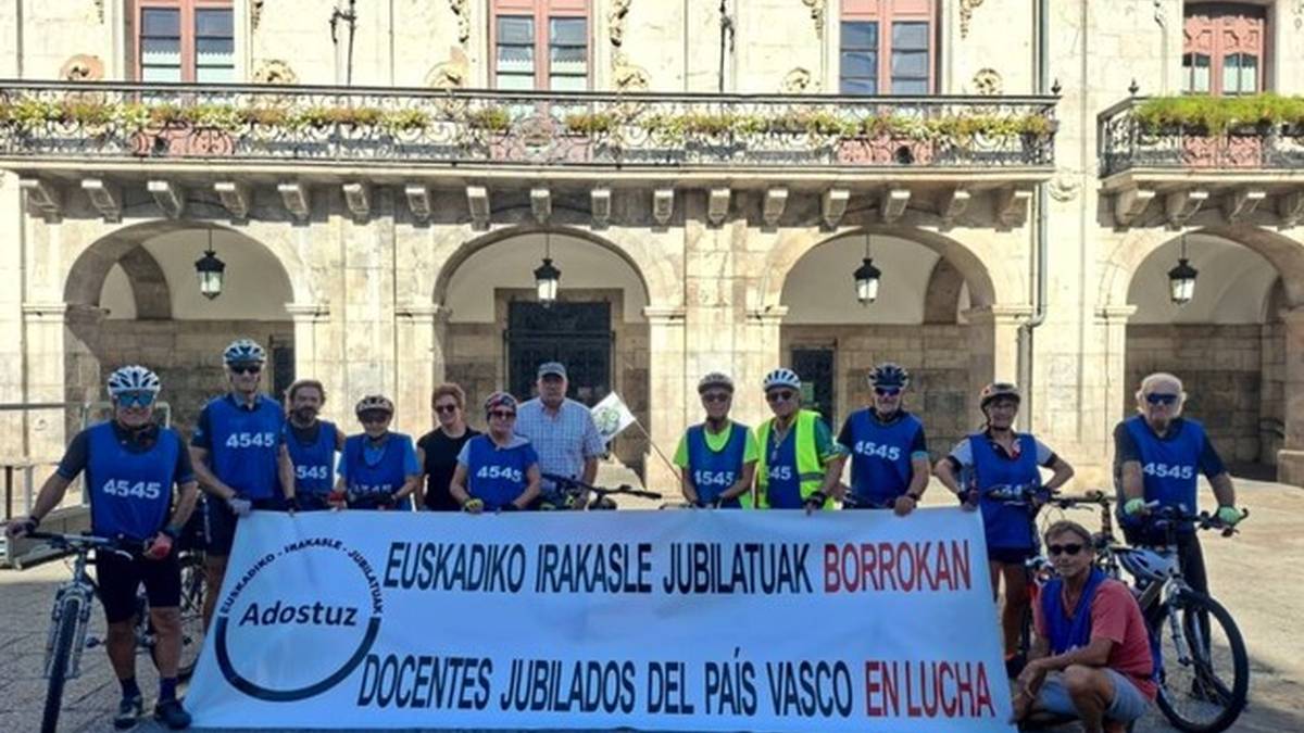 Irakaskuntza publikoko irakasle erretiratu talde baten aldarrikapen martxa Debagoienera heldu da