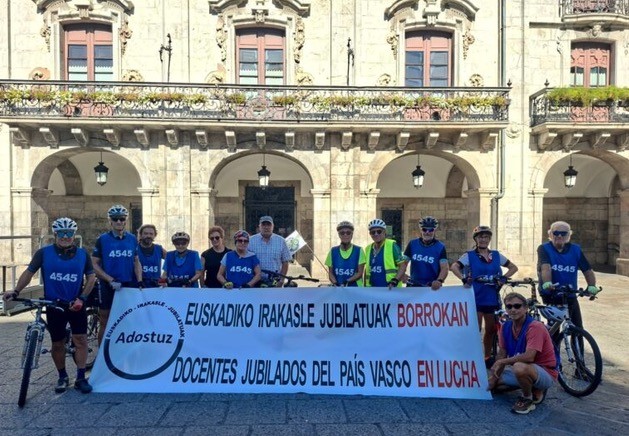 Irakaskuntza publikoko irakasle erretiratu talde baten aldarrikapen martxa Debagoienera heldu da