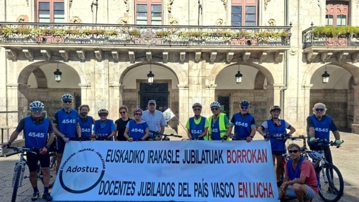 Irakaskuntza publikoko irakasle erretiratu talde baten aldarrikapen martxa Debagoienera heldu da