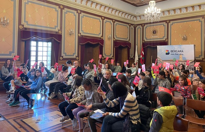 Kontsumo eta ekoizpen arduratsua berbagai Bergarako udaletxean, ikasleen ahotik