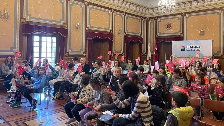 Kontsumo eta ekoizpen arduratsua berbagai Bergarako udaletxean, ikasleen ahotik