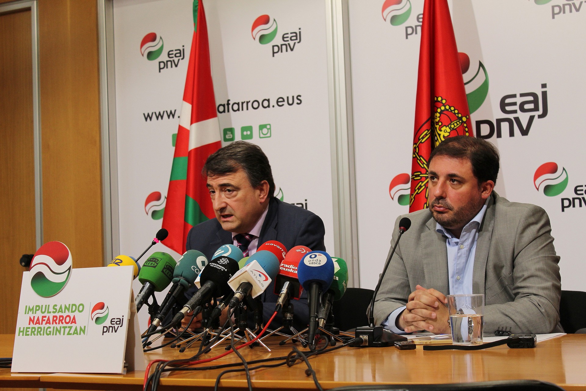 EAJ-PNVk Nafarroarako planteatu zituen inbertsioek aurrera egin ez zezaten UPNk PPri egin dion xantaia salatu dute Estebanek eta Hualdek