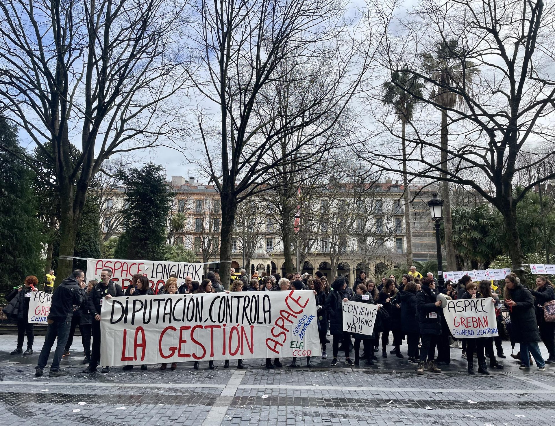 Donostian elkartu dira lehen greba egunean Aspaceko langileak