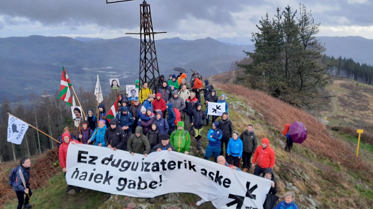 Lehengo eta oraingo gudarien omenezko urteroko igoera egin dute Intxortara