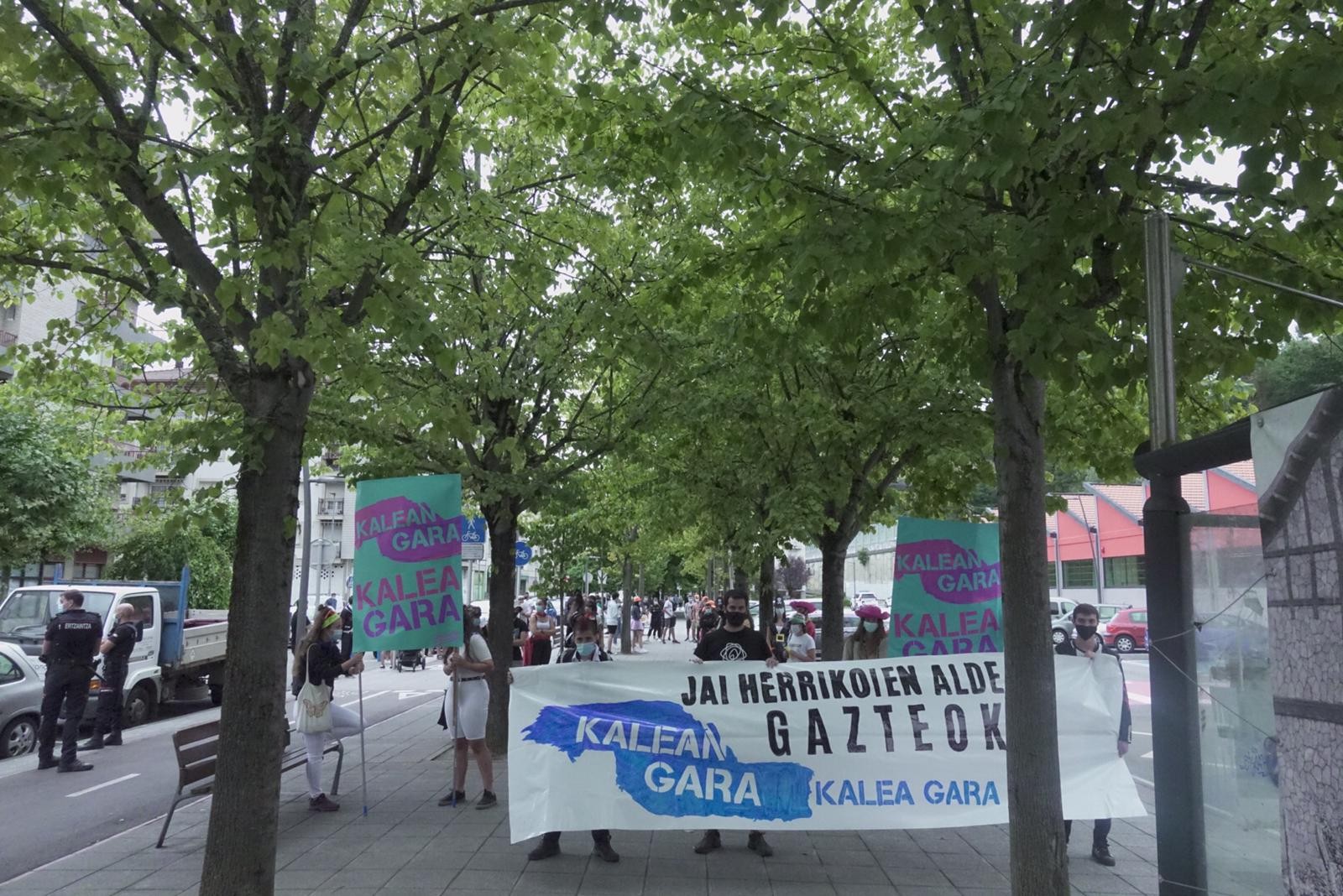 Jai herrikoiak aldarrikatu dituzte lehen manifestazio zaratatsuan