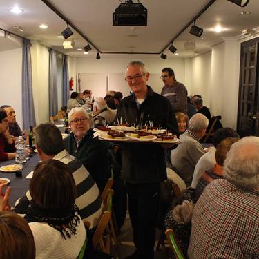 Jubilatuentzako txistorra jana