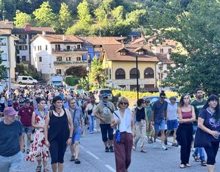 Erasoa "irmoki" salatu dute Aramaioko herritarrek eta herri eragileek egindako manifestazioan