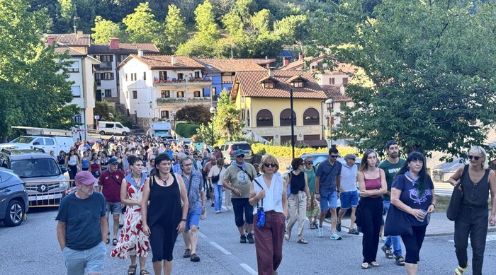 Erasoa "irmoki" salatu dute Aramaioko herritarrek eta herri eragileek egindako manifestazioan