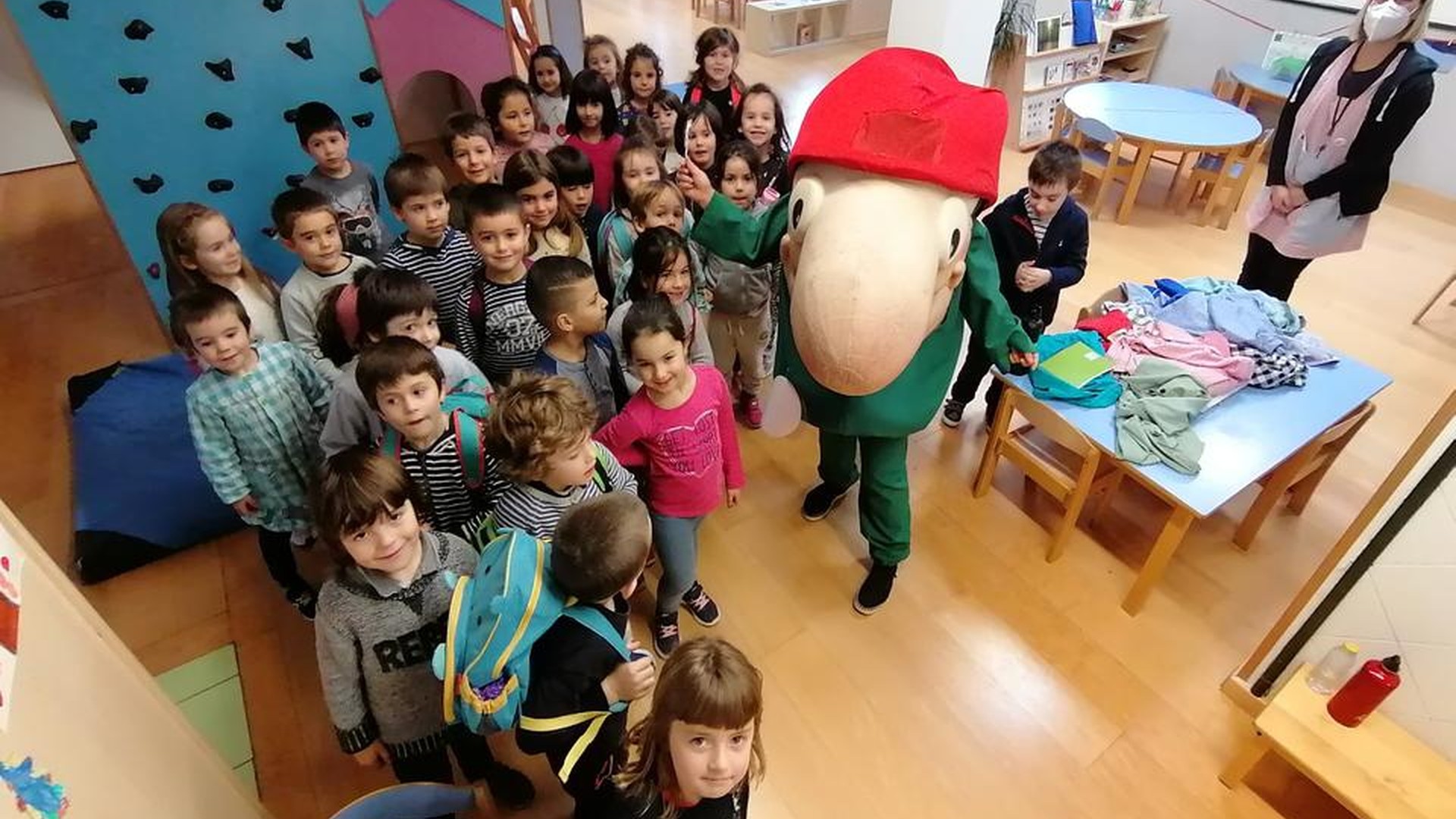 Izan dadila euskara, etenik ez duen haria, ikastolan euskaratik eta euskaraz bizi garelako…  bixar, etzi eta etzilimu be euskaraz bizi gure dogu!!