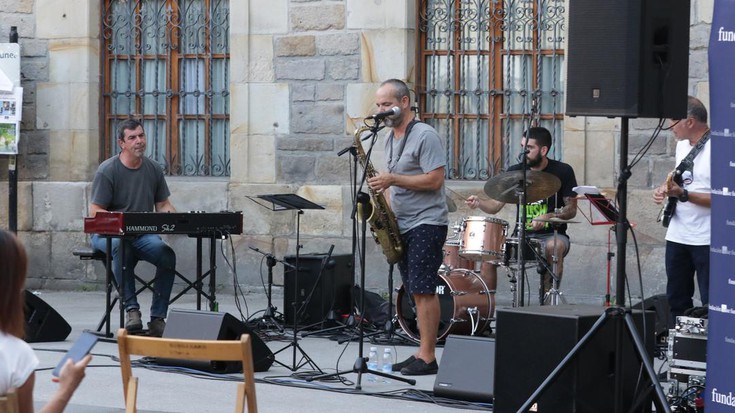 Jazz doinuek hartu dute Bergarako San Martin plaza