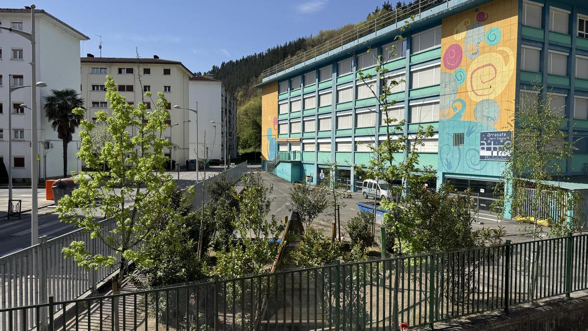 Bedoñabe eskolako patioa eraldatzeko lanak hasi dituzte